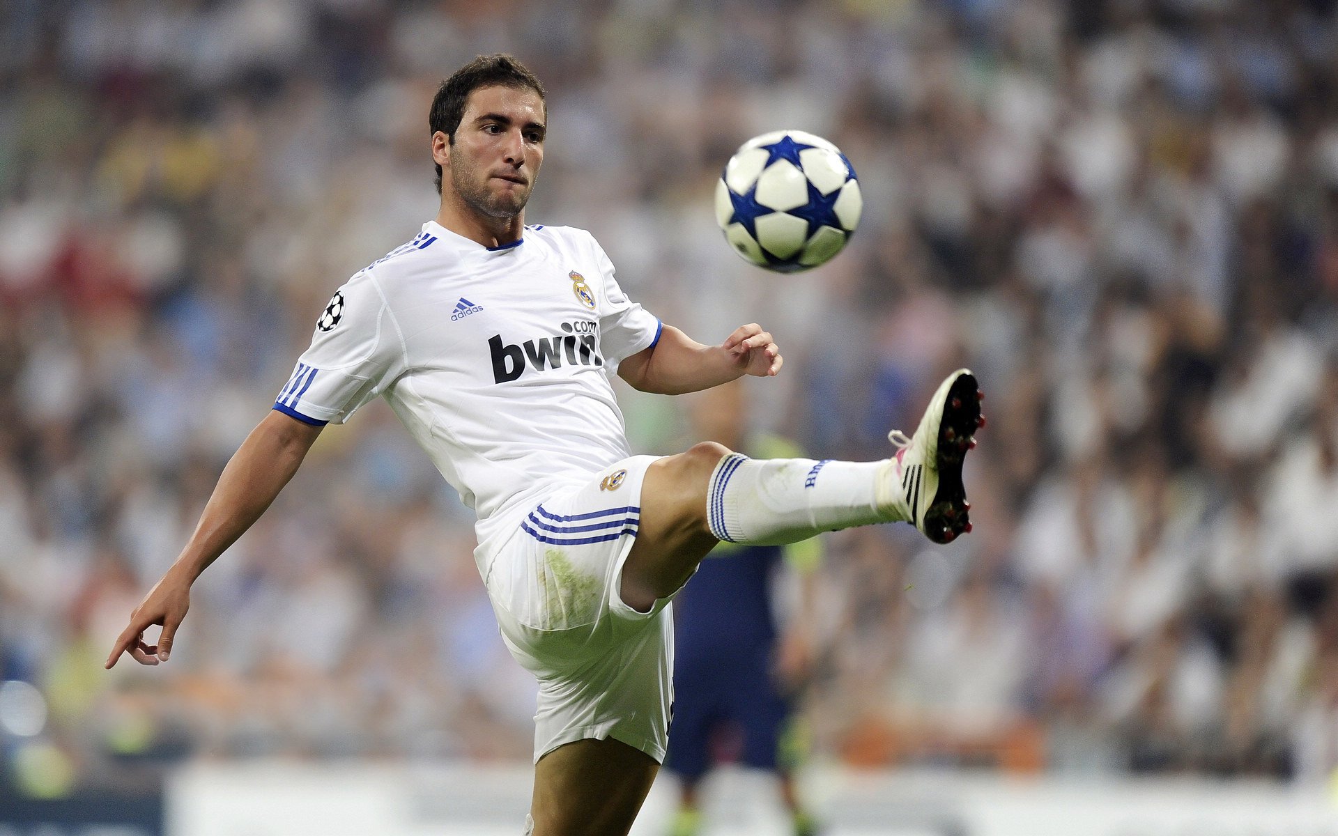 凯尔特人压哨战胜尼克斯，季后赛首轮中塔图姆篮下统治全场，凯尔特人塔图姆新冠